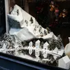 photo la vitrine de weemood décorée spécialement pour noël.