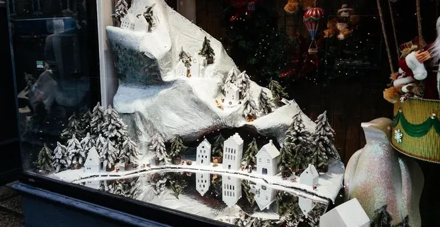 photo  la vitrine de weemood décorée spécialement pour noël.  &copy;  ouest-france 