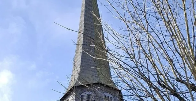 photo  la municipalité d’auguaise avait installé ce père noël au sommet de l’église, mais le curé leur a demandé de le retirer. ce sont les sapeurs-pompiers qui sont montés pour l’enlever.  &copy;  photo fournie par sylvie molero 