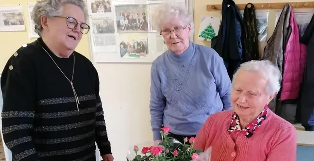 photo  marie bourgeais (en rose) aux côtés de janine lemaître et claudine dalifard.  &copy;  co 
