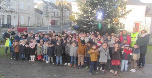 photo  vendredi matin, les enfants de maternelle et cp des écoles léonard-de-vinci (publique) et saint-louis (privée) sont venus mettre leurs décorations, faites en classe, dans le grand sapin installé par les agents communaux sur le parvisde l’église.  &copy;  ouest-france 