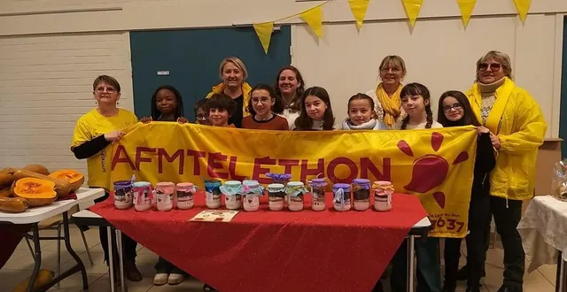 photo  les enfants du conseil municipal jeunes, peggy chevallier, présidente de solid’r, et carole heulot, maire, étaient présents lors de la journée du téléthon, dimanche 1er décembre.  &copy;  ouest-france 