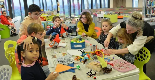 photo  les décorations terminées ont été disposées dans l’arbre de noël de la médiathèque.  &copy;  ouest-france 