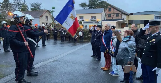 photo  les sapeurs-pompiers salués par les élus.  &copy;  ouest-france 