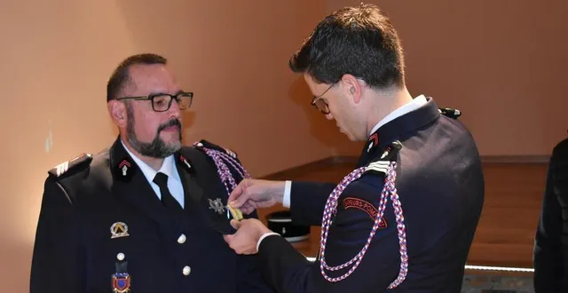photo  le sergent-chef, sylvain marchand recevant la médaille.  &copy;  le maine libre 