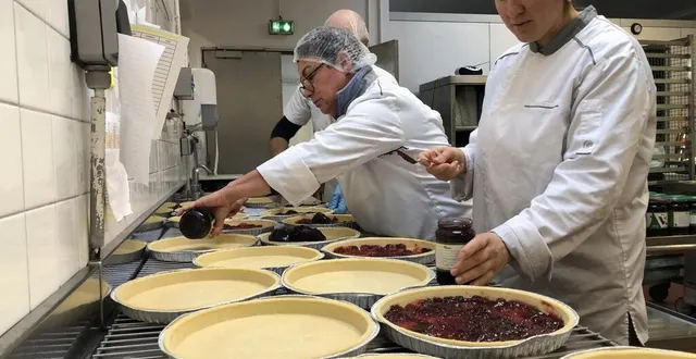 photo  la préparation d’un gâteau basque, vendredi 6 décembre 2024, à la cuisine centrale de la flèche. il sera au menu des enfants ce lundi.  &copy;  le maine libre 