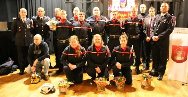 photo  les sapeurs-pompiers médaillés, promus et diplômés, accompagnés du lieutenant benoît dezalais, à gauche, et de son adjoint, le lieutenant dimitri delporte, à droite.  &copy;  ouest-france 