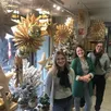 photo trois des quatre fleuristes de violette et pimprenelle : mélanie sereuil, lilou barbé et marie charrier.