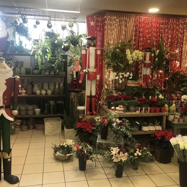 photo de grands soldats casse-noisettes gardent les bouquets de fleurs.  ©  ouest-france