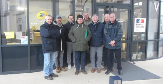 photo  norbert jeanneau (au centre), trésorier du comité d’organisation, et jacky michel (à droite), président, ont faitune reconnaissance des rues du louroux-béconnais, accompagnés des élus et des professionnels lorétains.  &copy;  co 