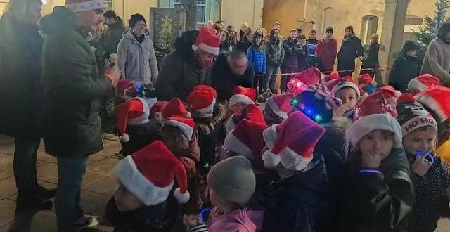 photo  la chorale des enfants de l’école publique, vendredi soir, sous la direction de rachel sellier.  &copy;  ouest-france 