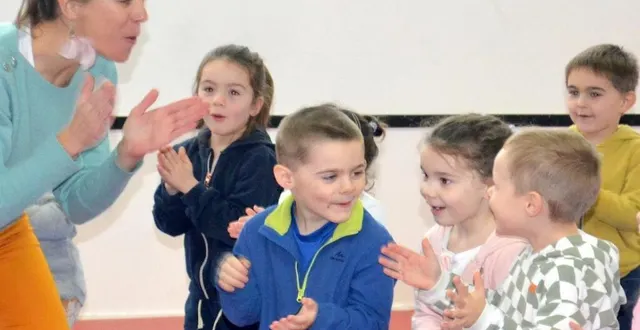 photo  marie thomas a proposé aux élèves de maternelle de rire comme la petite souris ou comme le père noël.  &copy;  le maine libre 
