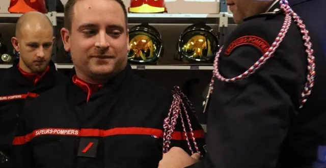 photo  alexandre gaignon, chef de centre ballon-st-mars, a remis à thomas bullot la fourragère.  &copy;  le maine libre 