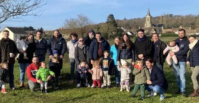 photo  les familles sont venues planter l’arbre de leur enfant.  &copy;  le maine libre 