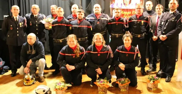 photo  les sapeurs-pompiers, médaillés, promus et distingués, entourés du lieutenant benoit dezalais son adjoint dimitri delporte, et le maire.  &copy;  le maine libre 