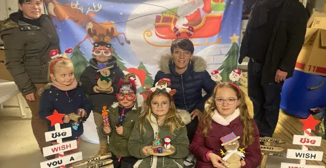 photo  des élèves présentent des objets fabriqués par leurs soins qui serontproposés au marché de noël.  &copy;  le maine libre 