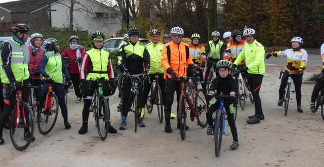 photo  le club cyclo avait prévu une sortie avec de nouveaux participants dont martin, 7 ans, au 1er  plan sur son vélo bleu qui accompagnait son grand-père, max passelaigue en orange.  &copy;  le maine  libre 