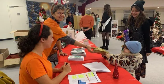 photo  les enfants ont été ravis de recevoir leur cadeau de noël  &copy;  le maine libre 