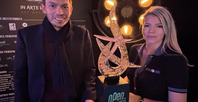 photo  amandine chanal présente le trophée de l’open de tennis d’angers 2024  aux côtés de nicolas mahut, directeur du tournoi.  &copy;  amandine chanal 