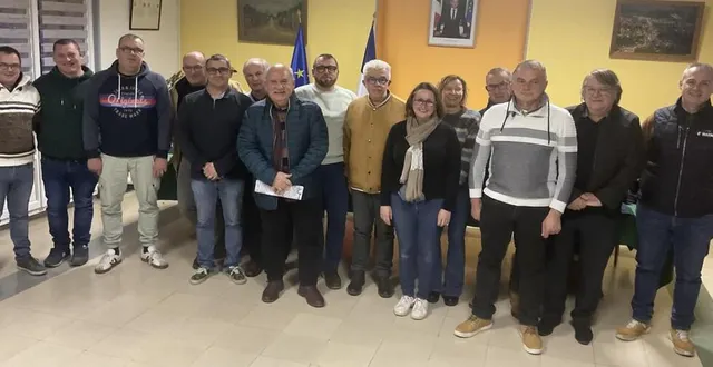 photo  les membres du comité de l’orne de cyclisme, avec le maire.  &copy;  ouest-france 