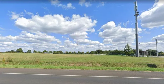 photo  bordant le stade de football, le terrain de la future salle multisport et de loisirs va voir tout prochainement les premières opérations s’y dérouler. 5 millions d’euros sont budgétés.  &copy;  co 