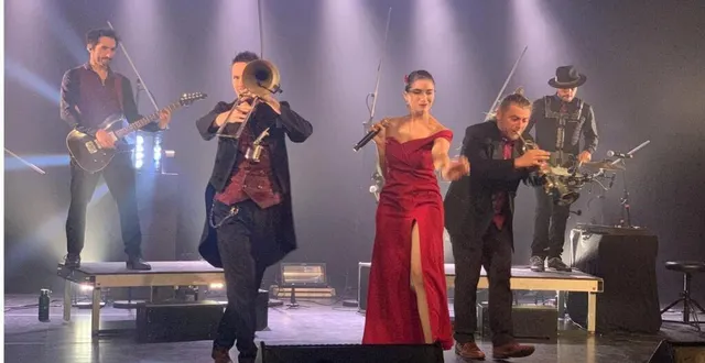 photo  c’est dans une ambiance jazz punk que le groupe tarmac rodéo a fait vibrer le public de l’espace culturel scélia, vendredi. des histoires de gangsters, d’amour et de prohibition ont enchanté la centaine de personnes venue assister à ce spectacle électrique, énergique et fantasque.  &copy;  ouest-france 