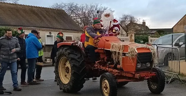 photo  lors du deuxième marché de noël organisé, dimanche, par les associations du village et la municipalité, le père noël a fait une entrée remarquable en tracteur.  &copy;  ouest-france 