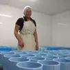 photo  À tout juste 22 ans, laurène barbot gère la fromagerie de la ferme familiale. 