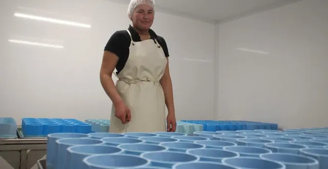 photo  à tout juste 22 ans, laurène barbot gère la fromagerie de la ferme familiale.  &copy;  laurène barbot 
