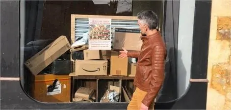 photo  geoffroy amador proposera à la vente des colis perdus et non récupérés, les 13 et 14 décembre place du chanoine-langlais à loué.  &copy;  geoffroy amador 