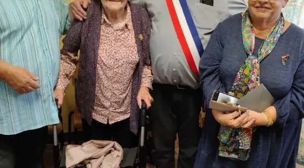 photo  au centre, paulette ollivier avec le maire marcel levesque, entourés du fils de paulette, guy, et sa femme anita.  &copy;  le maine libre 