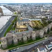 photo  le château d’angers a été construit au xiiie siècle avec du schiste ardoisier et du tuffeau. cette forteresse militaire présente 17 tours défensives. une exception ! 