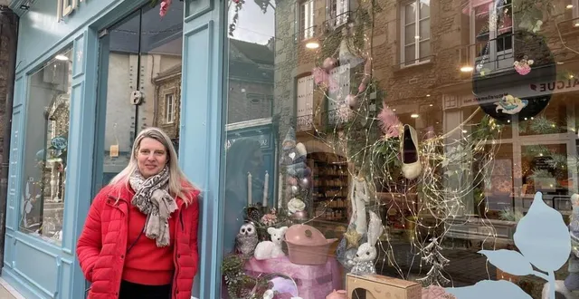 photo  jennifer lottin, propriétaire de terra nature dans la rue du jeudi, fait elle-même sa vitrine, cela lui prend quatre heures.  &copy;  ouest-france 