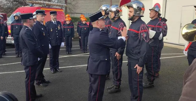 photo  comme le sapeur olivier taillandier, ici sur la photo, sylvain greffier et david mauclair ont pris du grade lors de la sainte-barbe.  &copy;  ouest-france 