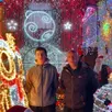 photo  dominique peltier (à droite) et son fils maxence illuminent leur quartier grâce à leurs décorations de noël. 