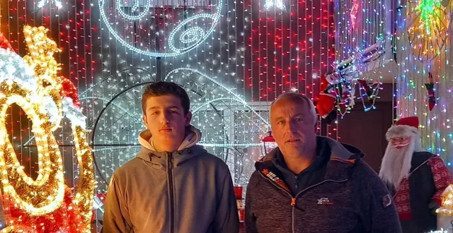 photo  dominique peltier (à droite) et son fils maxence illuminent leur quartier grâce à leurs décorations de noël.  &copy;  ouest-france 