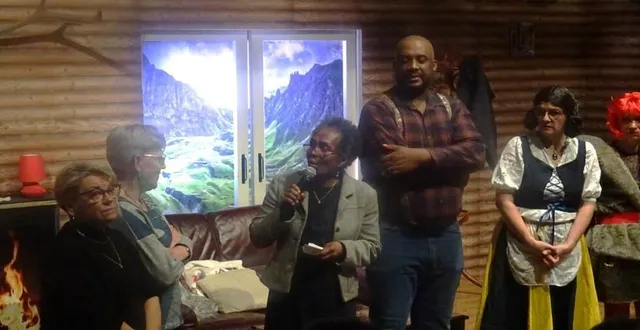 photo  de gauche à droite : isabelle becker qui a écrit et mis en scène la pièce, jacqueline onillon, nathalie caillère et yohan adamis, président et acteur des improsteurs, autour des actrices et acteurs de la troupe.  &copy;  ouest-france 