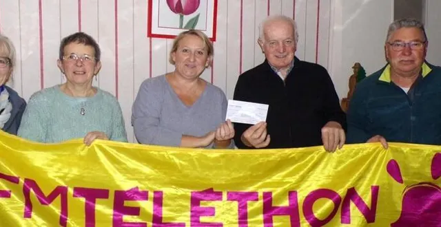 photo  la remise d’un chèque de 100 € par l’association espaces naturels ruaudinois au profit du téléthon.  &copy;  le maine libre 
