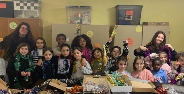 photo  les enfants préparent des colis pour les plus démunis.  &copy;  le maine libre 