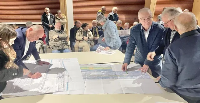 photo  parmi les habitants présents, christian leffray, président du concours des animaux, a suivi la présentation avec attention.  &copy;  le maine libre 