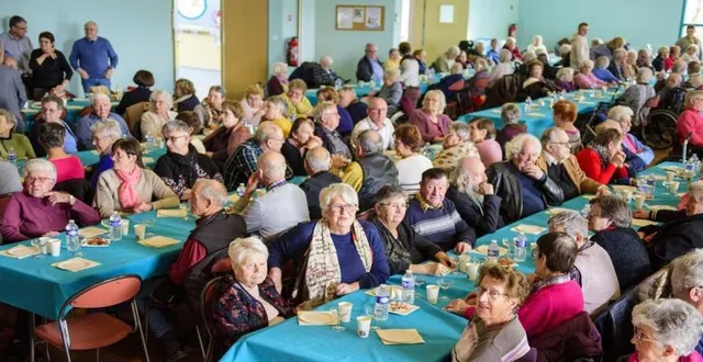 photo  la salle la pléiade était comble au goûter de noël des aînés.  &copy;  le maine libre 