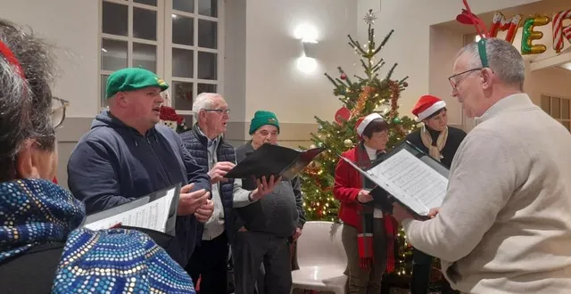 photo  la chorale de loué a animé le marché de noël.  &copy;  le maine libre 