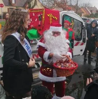 photo  cette année, le père noël était bien accompagné pour venir au-devant des petits enfants. en effet, miss sarthe l’a accompagné dans son périple mulsannais.  &copy;  ouest-france 