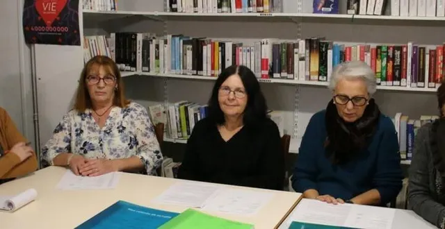 photo  marie-line lacroix, au centre, accompagnée des membres du bureau, et  de véronique chauvière, de la bibliothèque communautaire le lien, à gauche.  &copy;  ouest-france 