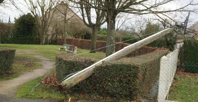 photo  la tempête « darragh » a traversé le territoire le week-end dernier occasionnant quelques dégâts matériels, notamment la chute d’un poteau téléphonique au croisement de la rue principale et la rue de la croix-de-pierre.  &copy;  ouest-france 