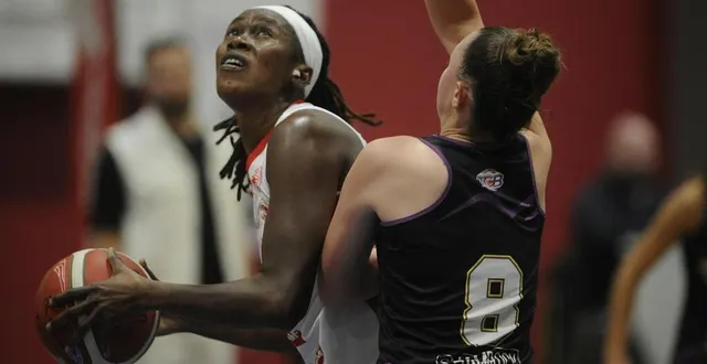 photo  du haut de son 1,92 m, la chauraisienne minata fofana prend de la place sous la raquette.  &copy;  co - christophe bernard 