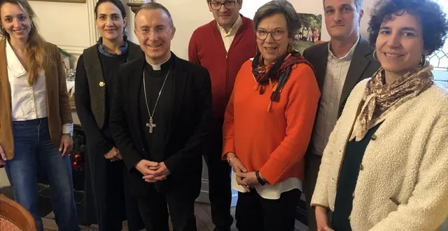 photo  mgr vuillemin, évêque du mans, avec l’équipe du diocèse: albane du rosel, chargée de communication, stéphanie valentin, responsable ressources, père benoit pierre, vicaire général, marie roquebert, responsable du service diocésain pour le tourisme, bruno de labarthe, économe, elisabeth gac, coordinatrice des animateurs pastoraux pour l’enseignement catholique.  &copy;  le maine libre 