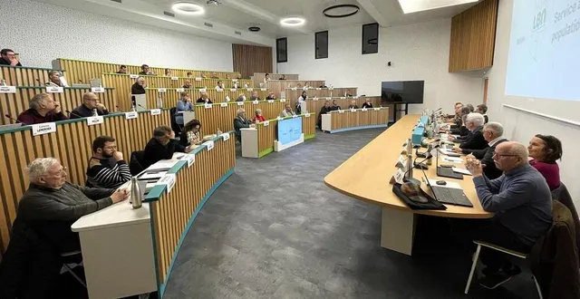 photo  les élus se sont réunis pour la première fois dans le nouvel amphithéâtre du siège de la communauté de communes lbn, à loué, le 27 novembre 2024.  &copy;  ouest-france 
