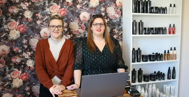 photo  laure faudet, à gauche, accompagnée d’erika soursas.  &copy;  le maine libre 