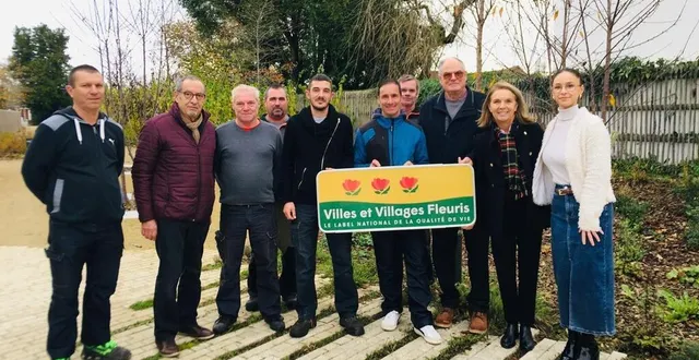 photo  la maire, véronique cantin et son équipe d’élus avec les agents techniques, heureux d’avoir obtenu la 3e fleur des villes et villages fleuris.  &copy;  le maine libre 